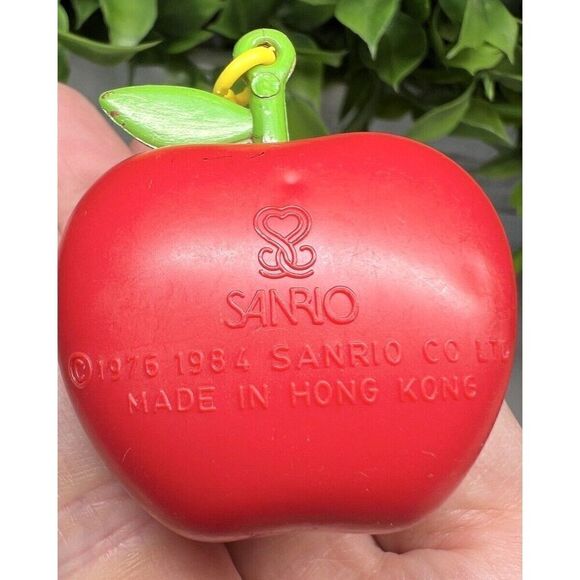 Vintage 1977 1984 SANRIO Hello Kitty Apple House Keychain - Hard To Find - Picture 4 of 4